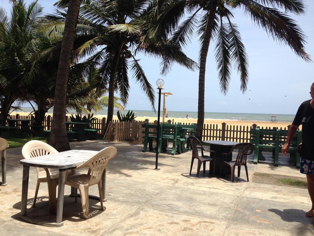 Oasis Beach Resort Negombo Exterior photo