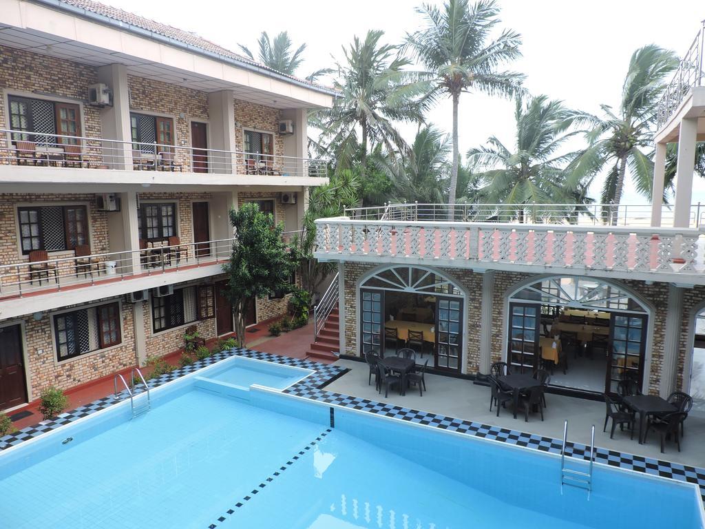 Oasis Beach Resort Negombo Exterior photo